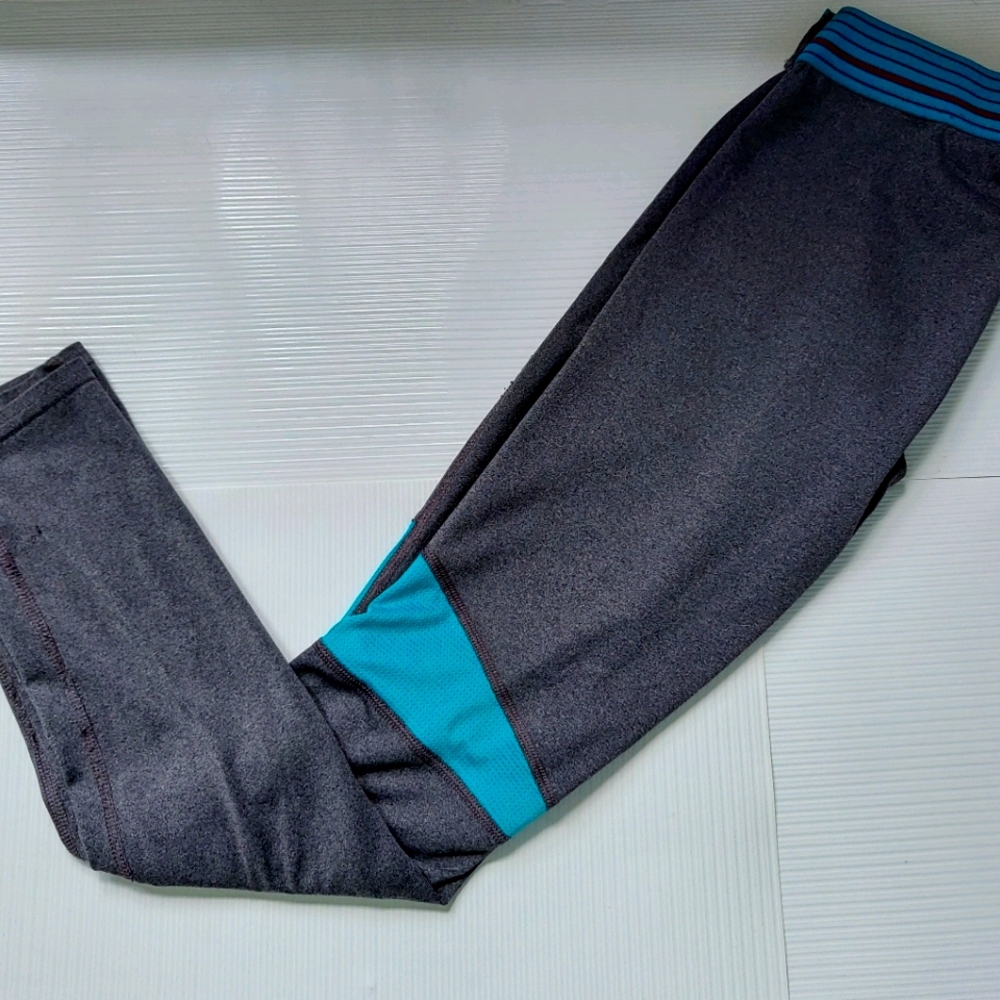 Girls Under Armour athletic leggings